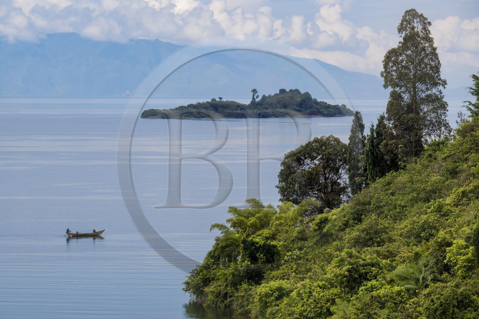 Rwanda, Province de l’Ouest, Karongi (anciennement nommée Kibuye), pirogue sur le lac Kivu au petit matin et la République démocratique du Congo en arrière plan