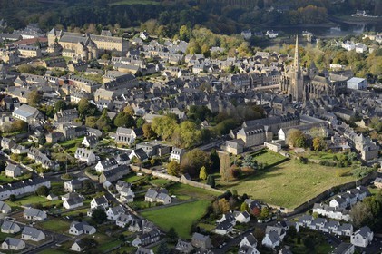 France, Côtes-d'Armor (22), Tréguier, Cathédrale Saint-Tugdual (vue aérienne)