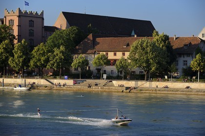 Suisse, Bâle, quartier du Petit Bâle sur la rive droite du Rhin, ski nautique