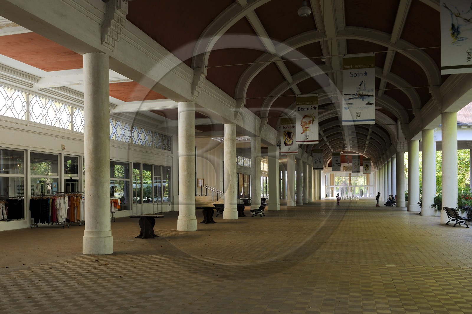 France, Vosges (88), Station thermale de Vittel, la Grande Galerie sous laquelle se promenait toute la vie mondaine de la Belle Epoque