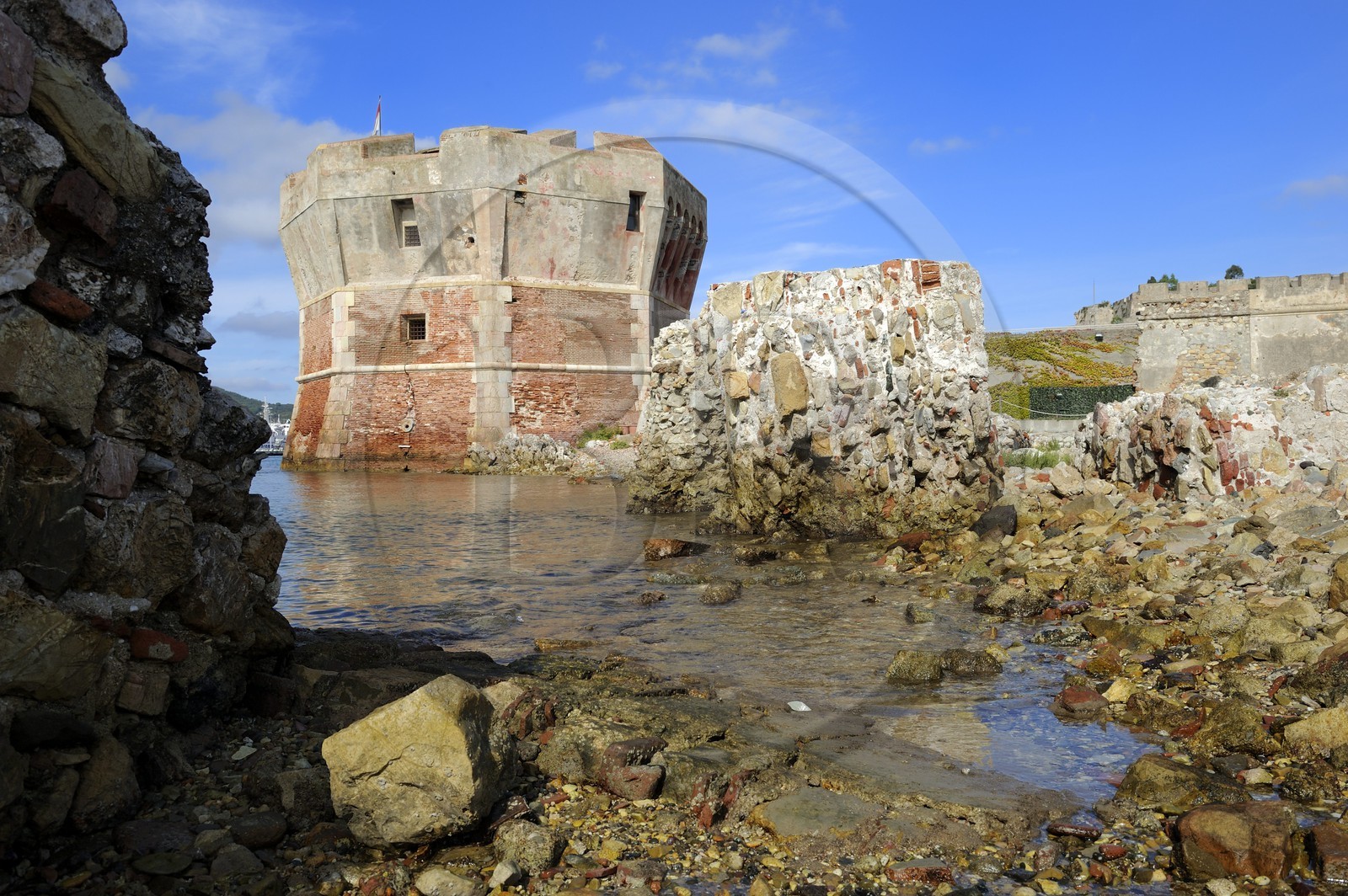 Italie, Toscane, l’Ile d’Elbe, Portoferraio, la Tour Torre del Martello à l'entrée du vieux Port
