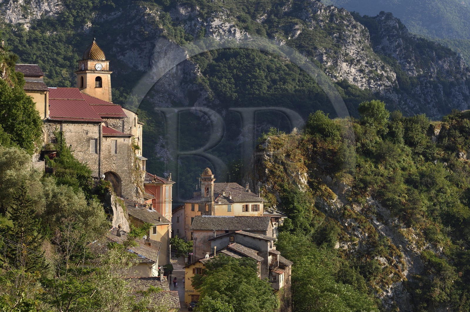 France, Alpes-Maritimes (06), vallée de la Roya (arrière-pays niçois), au pied du parc national du Mercantour, village perché de Saorge, l'église Saint-Sauveur domine la vallée