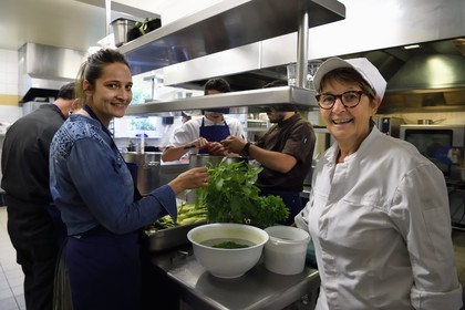 France, Vaucluse (84), Parc Naturel Regional du Luberon, Cadenet (Lourmarin), Auberge La Fenière 1 étoile Michelin, la chef étoilée Reine Sammut et sa fille Nadia