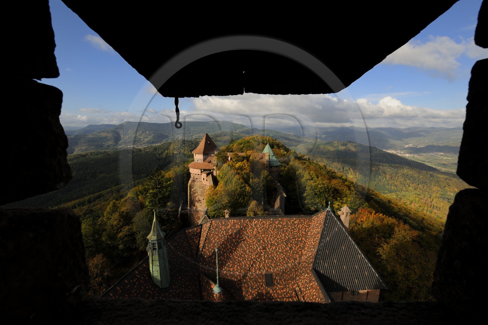 France, Bas-Rhin (67), le château du Haut-Koenigsbourg, le Grand Bastion surplombant la forêt alentours et le jardin supérieur