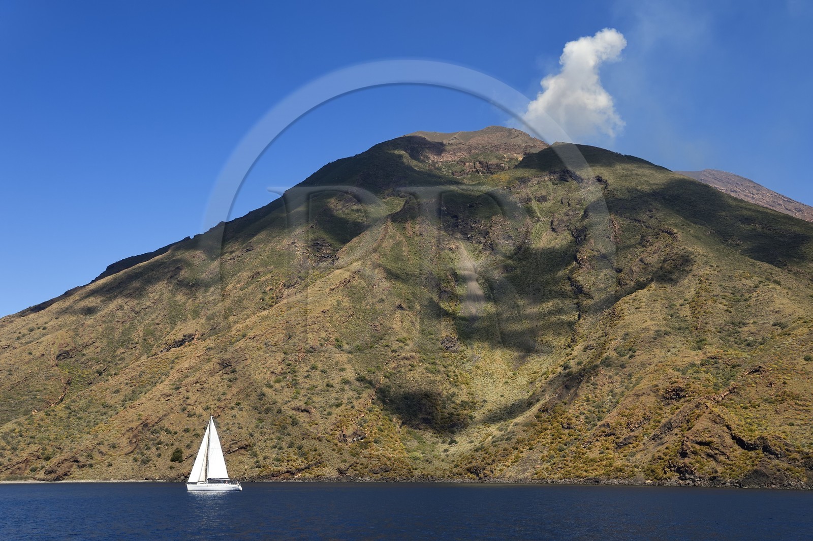Italie, Sicile, iles Eoliennes, classées Patrimoine Mondial de l'UNESCO, ile de Stromboli, une des multiples et régiulières éruptions du volcan Stromboli qui culmine à 924m