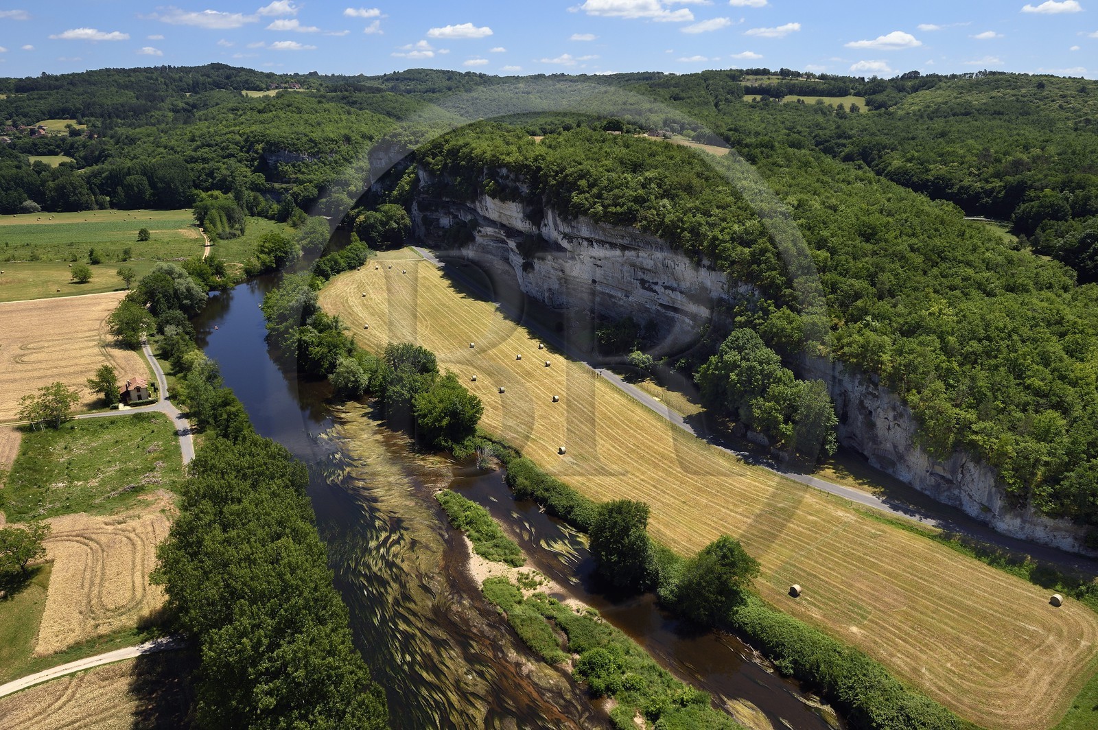 France, Dordogne (24), Périgord Noir, vallée de la Vézère, site préhistorique et grotte ornée classés Patrimoine Mondial de l'UNESCO, Peyzac-le-Moustier, falaise de La Roque-Saint-Christophe, site troglotytique datant de la Préhistoire (vue aérienne)