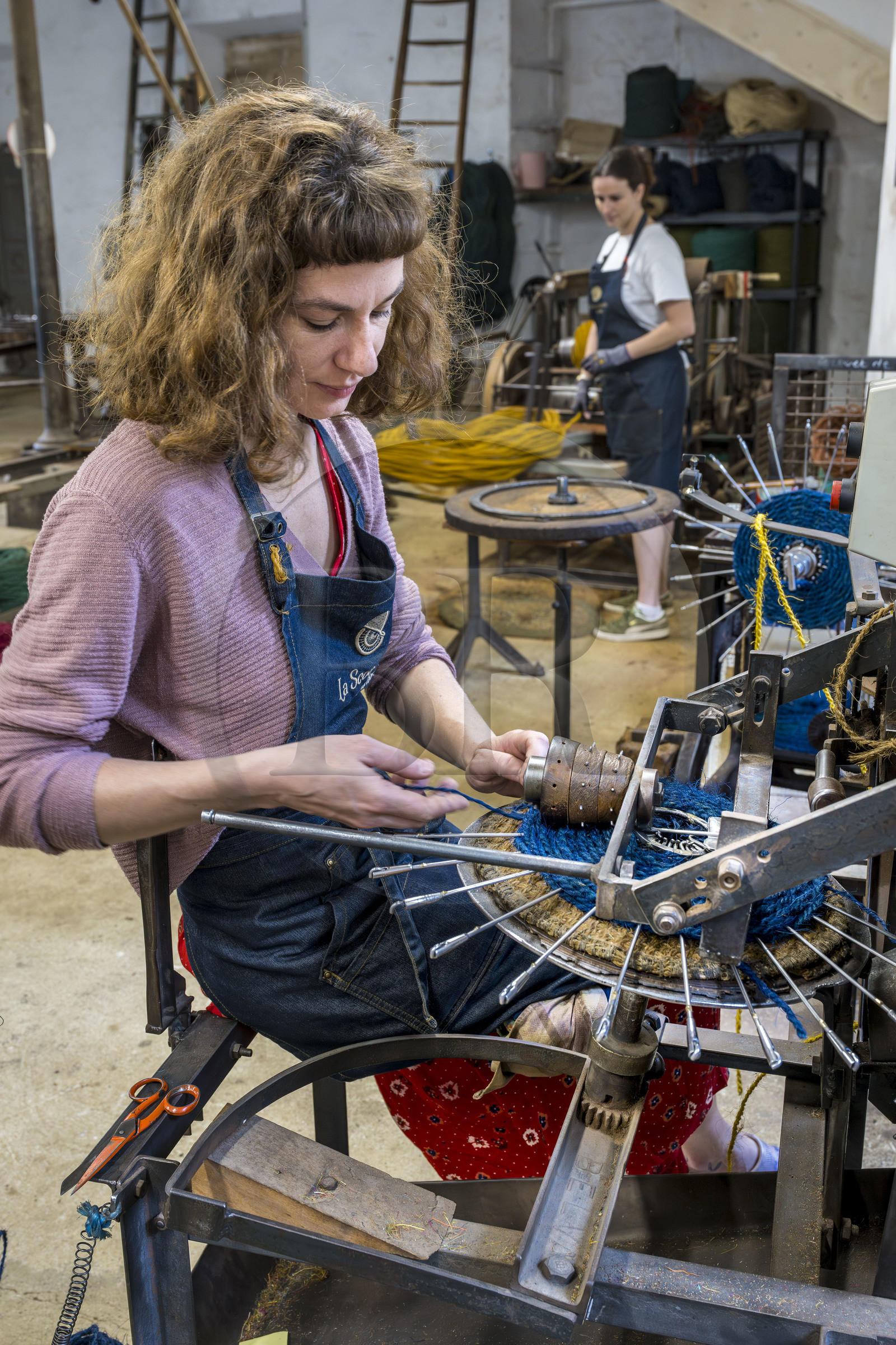 France, Drôme (26), Drôme provençale, Nyons, La Scourtinerie, dernière manufacture de scourtins de Provence, filtres traditionnels utilisés dans la fabrication de l'huile d'olive mais conçus aussi aujourd'hui comme objets de décoration en fibre de coco, fabrication de scourtins dans leur atelier sur des appareils à tisser circulaires faits sur mesure