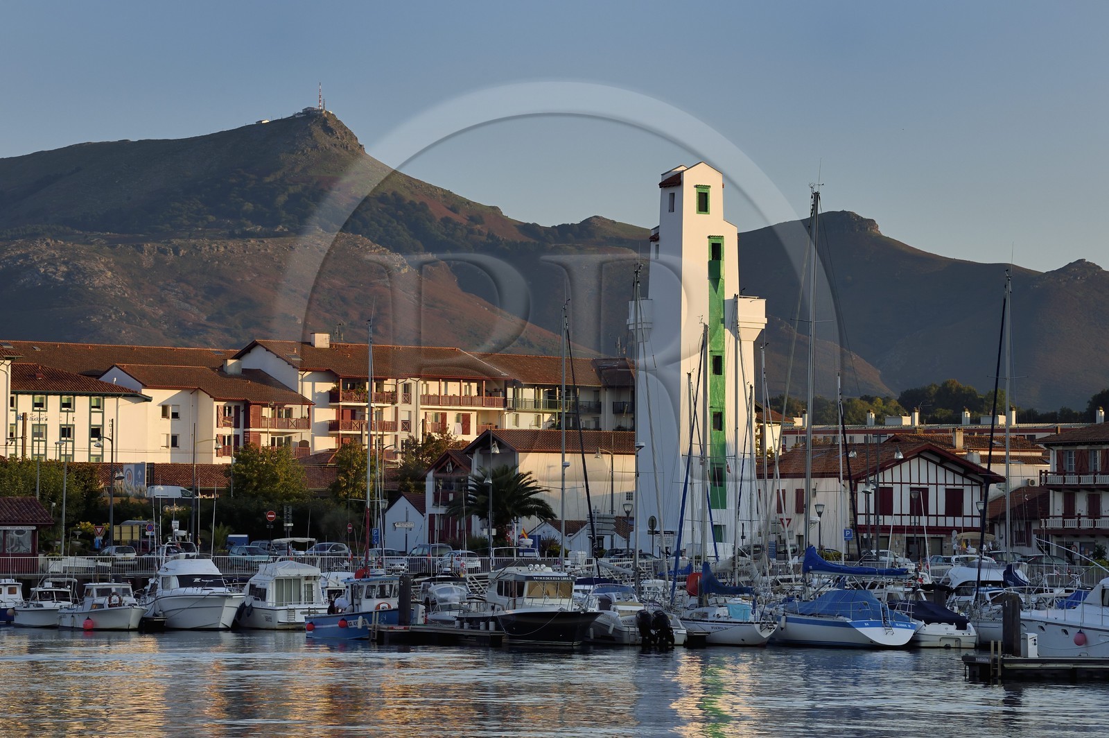 France, Pyrénées-Atlantiques (64), Pays-Basque, Saint-Jean-de-Luz, bateau au port et phare de Ciboure construit par André Pavlovsky en 1936, le sommet de la montagne La Rhune en arrière-plan