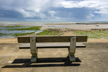 France, Vendée (85), Saint-Vincent-sur-Jard, plage du goulet à marée basse, banc avec vue