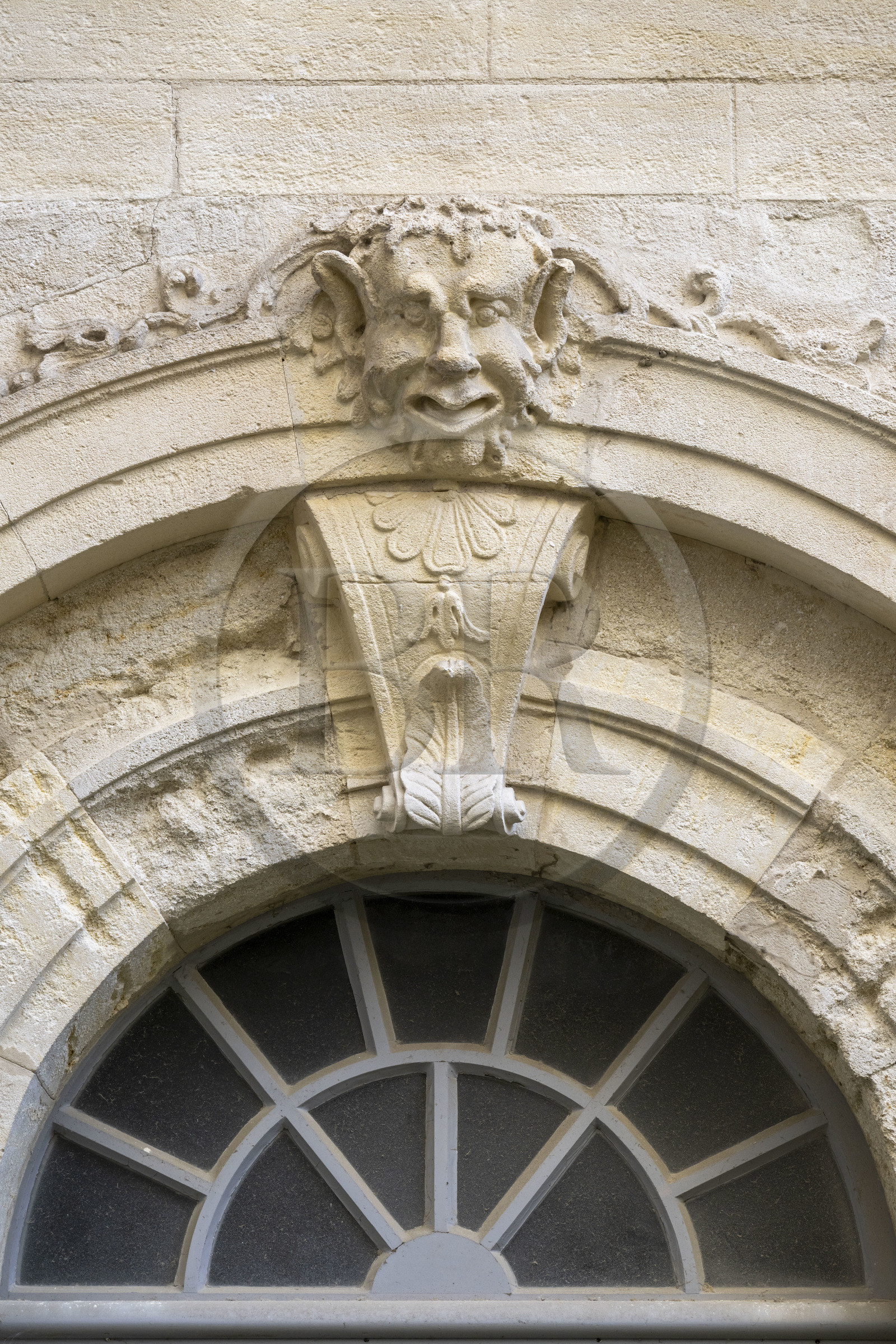 France (30), Gard, Beaucaire, Hotel de Linage, construit pour le receveur au grenier à sel au  XVIIIe siècle par l'architecte Jean Baptiste Franque, mascaron représentant un faune sur la clé d'arche