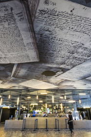 France, Hérault (34), Montpellier,  quartier de Port Marianne, l'Hotel de Ville conçu par les architectes Jean Nouvel et François Fontès, le hall d'accueil