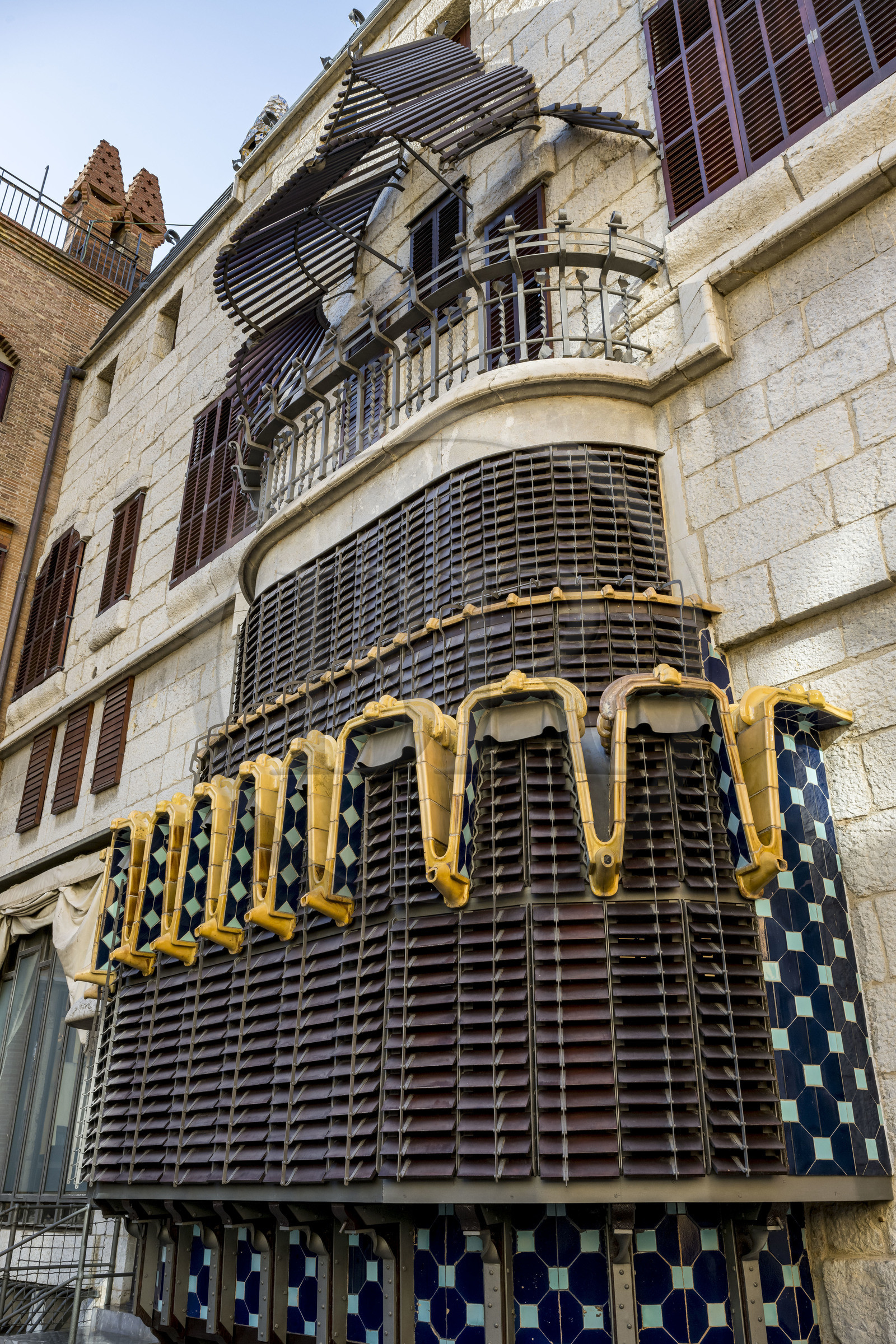 Espagne, Catalogne, Barcelone, le Palais Güell (Palau Güell) construit entre 1886 et 1891 et réalisé par l'architecte du modernisme catalan Antoni Gaudi, site classé au Patrimoine Mondial de l'UNESCO, facade côté cour et arrière du fumoir
