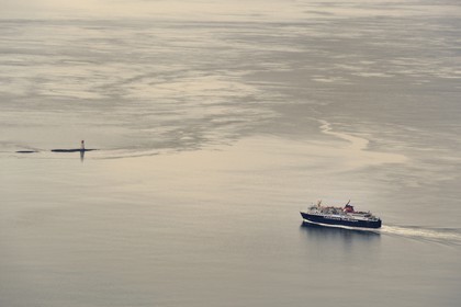 Royaume-Uni, Ecosse, Highland, Hébrides intérieures, Sound of Mull, passage du ferry reliant Craignure sur Mull à Oban (vue aérienne)