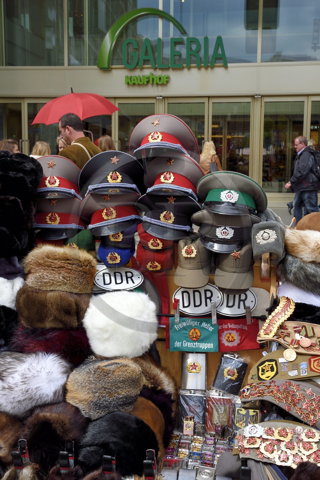 Allemagne, Berlin, Potsdamer Platz, vente de souvenirs évoquant la période communiste en DDR (RDA)