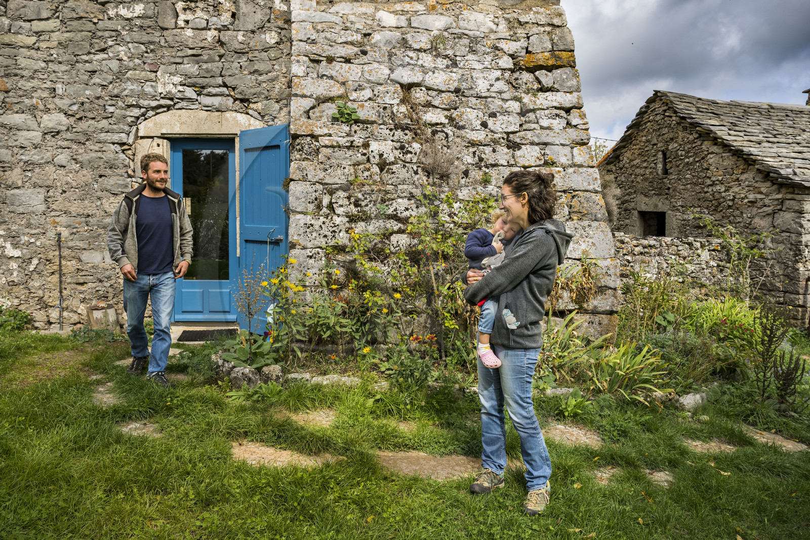 France, Aveyron (12), Nant, Marion Renoud-Lias et Romain Debord, agriculteurs nouvelle génération du Larzac, à la Ferme aromatique des Homs