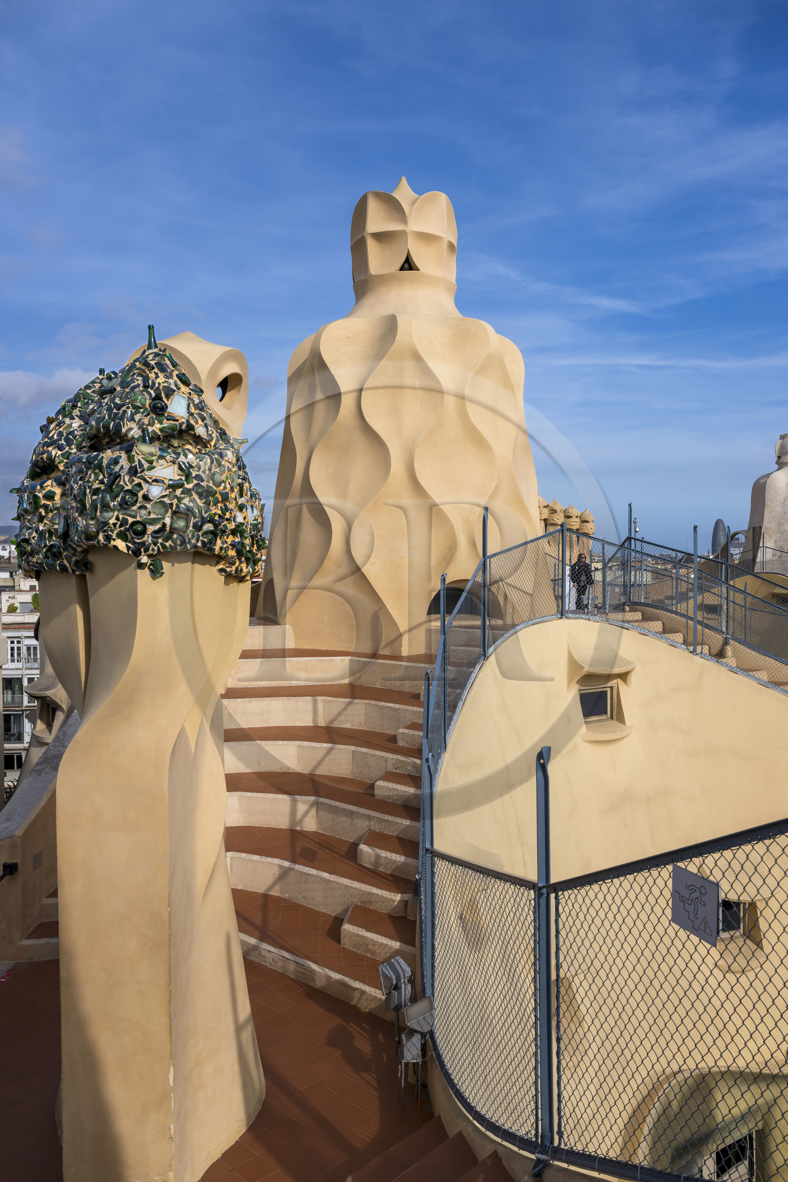 Espagne, Catalogne, Barcelone, quartier de l'Eixample, Passeig de Gracia, Pedrera ou Casa Mila (1905-1910) de l'architecte du modernisme catalan Antoni Gaudi, site classé au Patrimoine Mondial de l'UNESCO, cheminées et tours d'aération sur le toit terrasse de l'immeuble