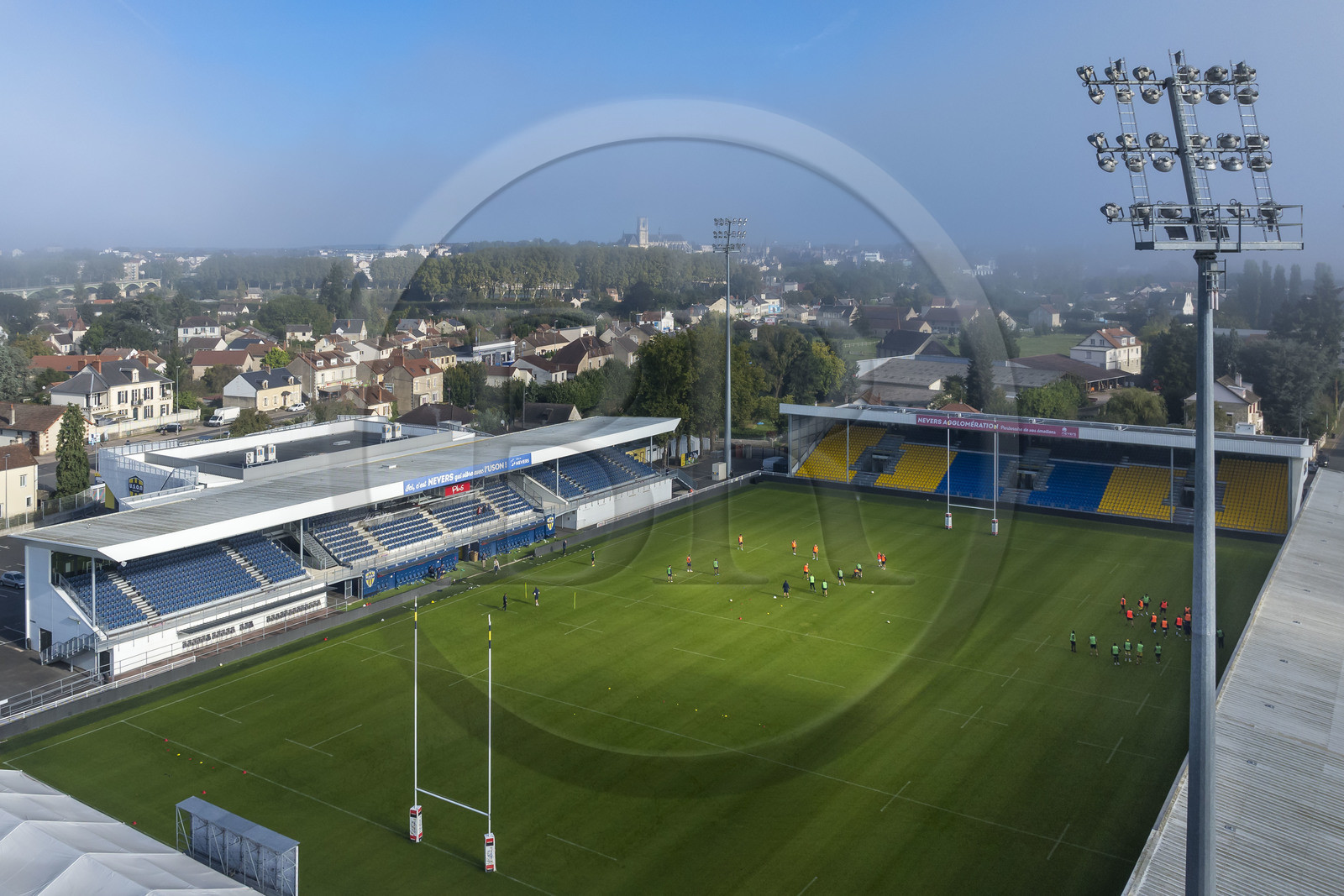 France, Nièvre (58), Sermoise-sur-Loire, stade du Pré-Fleuri, séance d'entrainement des joueurs de l'USON Nevers Rugby (vue aérienne)