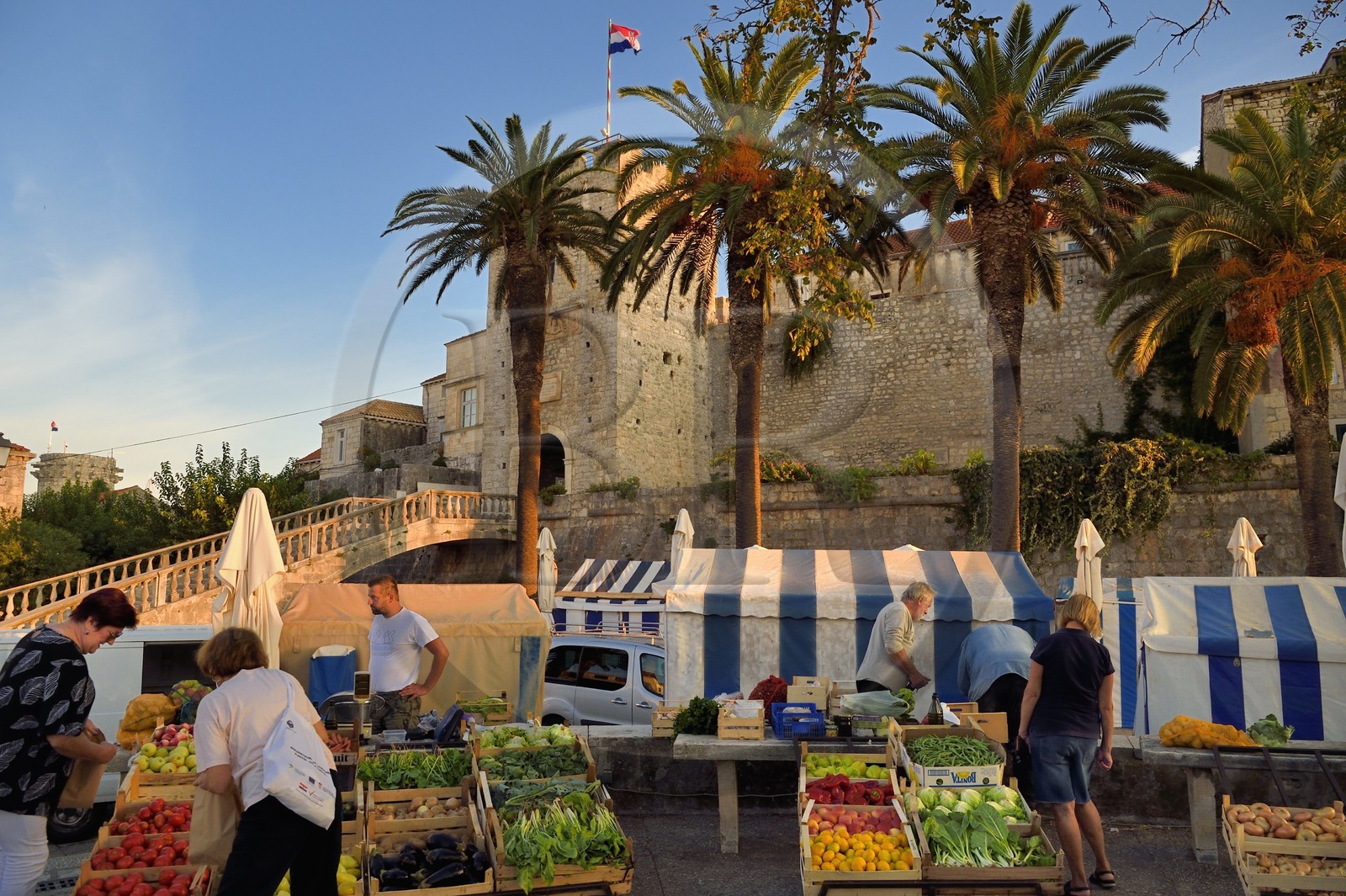 Croatie, Dalmatie, cote dalmate, Ile de Korcula, ville de Korcula, marché au légumes au pied de la porte méridionale