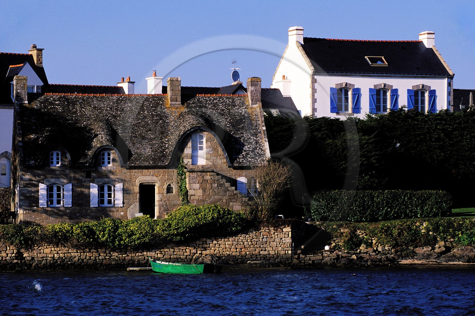 France, Morbihan (56), île de Saint-Cado sur la rivière d'Etel, maison traditionnelle à toit de chaume