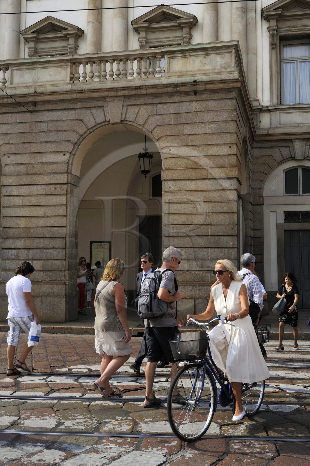 Italie, Lombardie, Milan, Piazza della Scala, une cycliste devant le théatre lyrique de la Scala