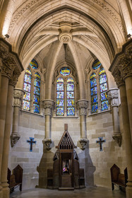 Espagne, Catalogne, Barcelone, quartier de l'Eixample, basilique de la Sagrada Familia de l'architecte du modernisme catalan Antoni Gaudi classée Patrimoine Mondial de l'UNESCO, la crypte de style néo-gothique sert d’église paroissiale, mobilier et objets liturgiques conçus par Gaudi, le prêtre Joby Sebastian Kappiparambil dans le confessional