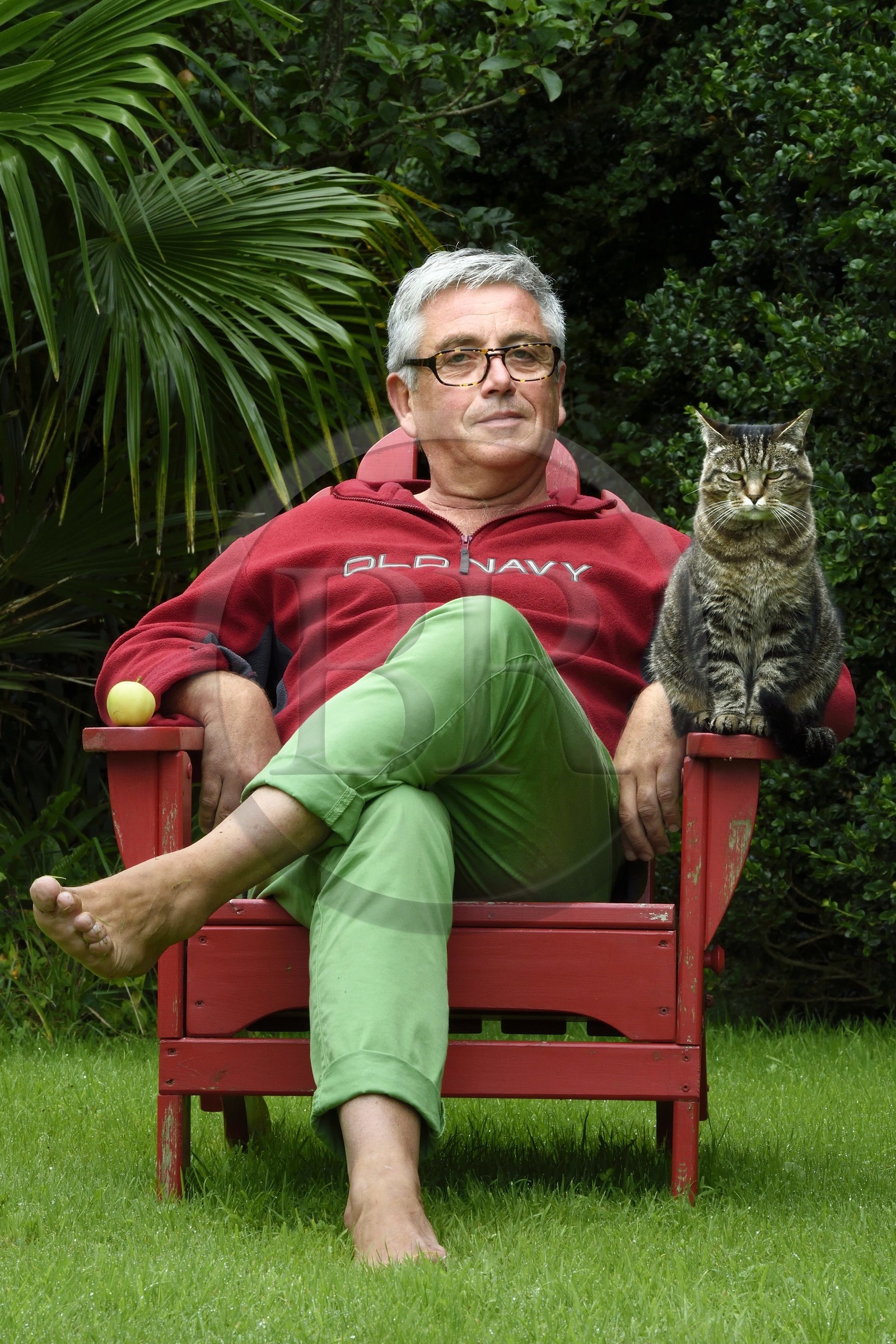 France, Finistère (29), Lannilis, Prat Ar Coum, l'artiste peintre Loic Madec dans son jardin