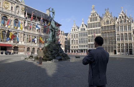 Belgique, Flandre, Anvers (Antwerpen), Hôtel de ville et la Bradofontein sur Grote Markt (Grand Place)