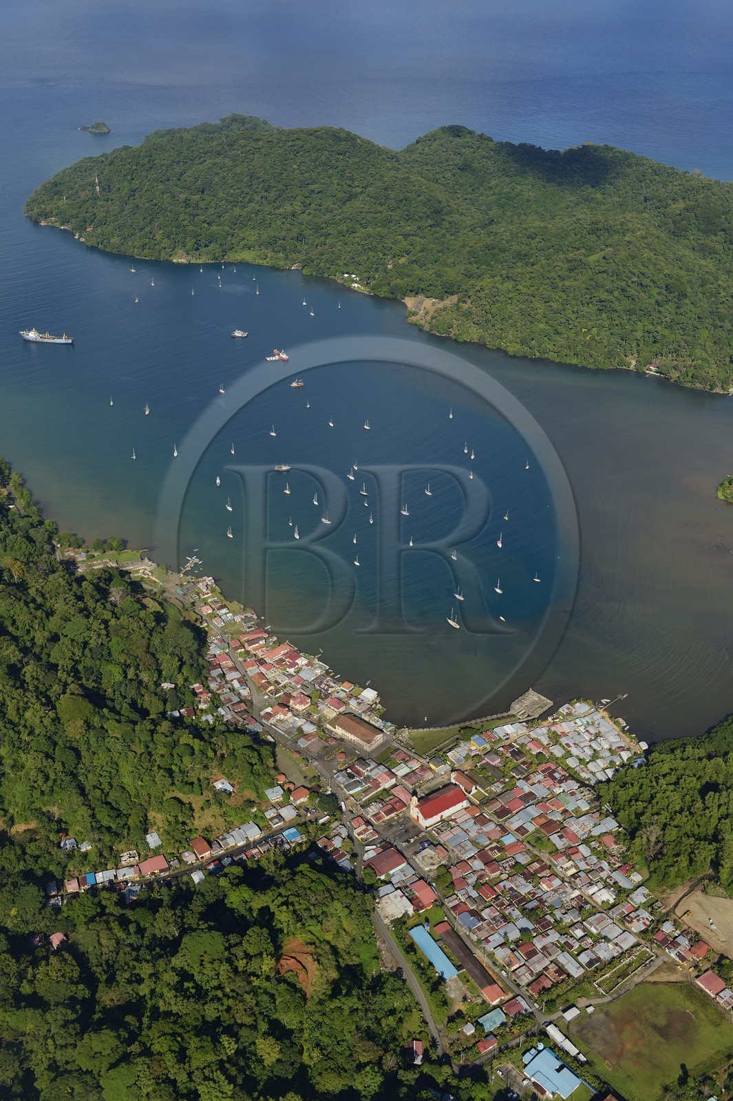 Panama, province de Colon, Portobelo, classé Patrimoine Mondial de l'UNESCO et sa baie (vue aérienne)