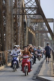 Vietnam, Hanoï, Long Bien Bridge former Paul Doumer Bridge only for trains, motocycles, bicycles and pedestrians