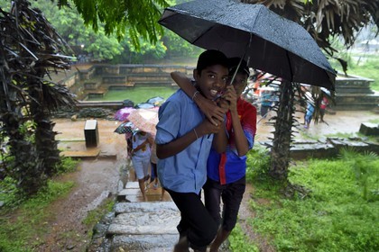 Sri Lanka, province du Centre-Nord, Polonnaruwa, l'ancienne capital du pays (XIe au XIIIe siècle) est classée au Patrimoine Mondial de l'UNESCO, Palais Royal, jeunes visiteurs au bain du Prince (Kumara Pokuna)
