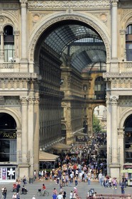 Italie, Lombardie, Milan, Piazza del Duomo, entrée de la galerie Vittorio Emanuele II, galerie commerçante construite au XIXe siècle par Giuseppe Mengoni