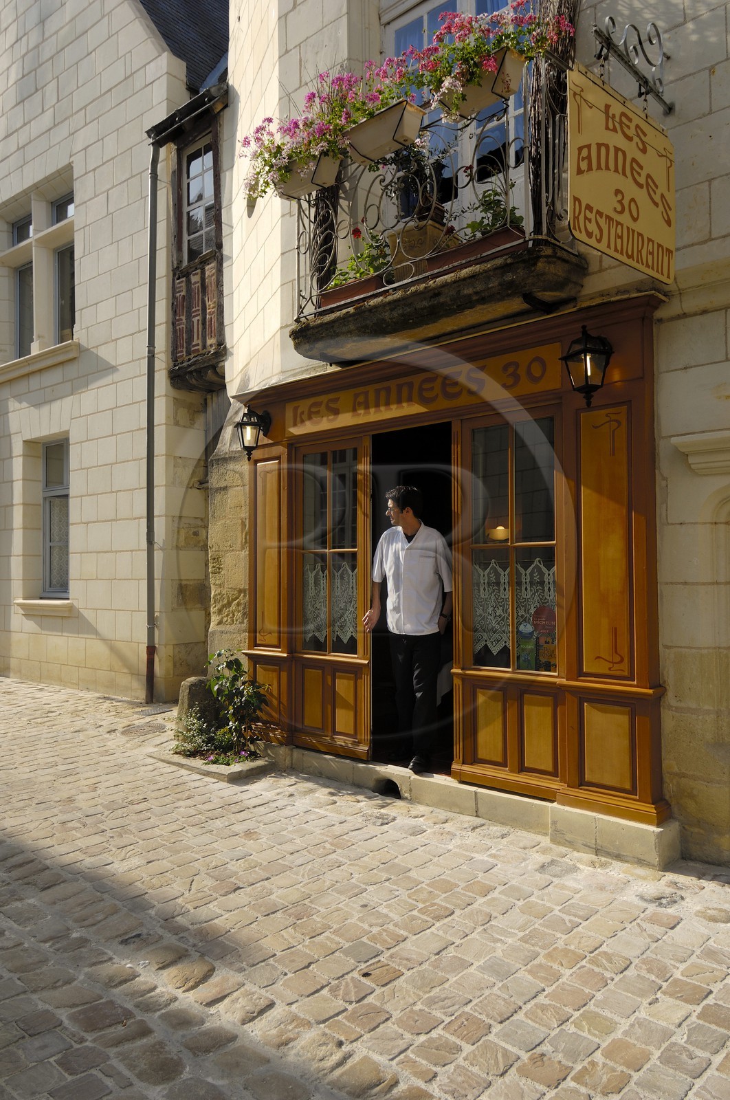 France, Indre et Loire (37), Vallée de la Loire classée Patrimoine Mondial de l'UNESCO, Chinon, restaurant les années 30 et son chef Stephane Charles dans la rue Haute Saint-Maurice