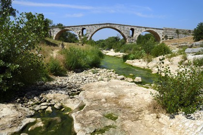 France, Vaucluse (84), Luberon, Bonnieux, le Pont Julien sur le Cavalon, pont romain du IIIe siècle avant JC sur la Via Domitia sur la veloroute du Calavon