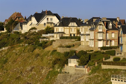 France, Manche (50), Granville, villas surplombant la plage et la promenade du Plat Gousset vus depuis la place de l'Isthme