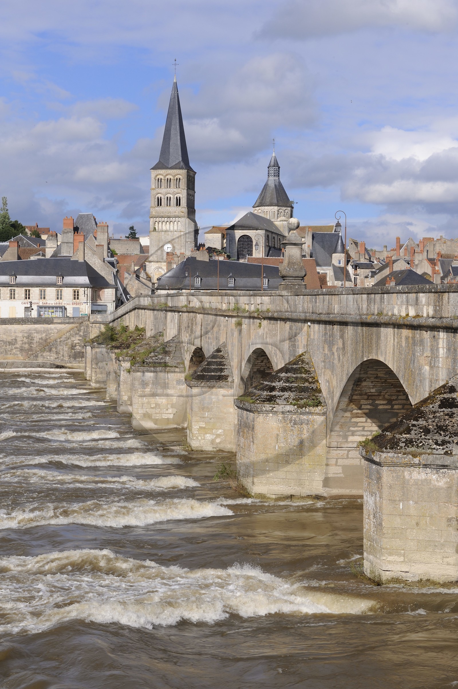 France, Nièvre (58), La Charité-sur-Loire, le pont sur la Loire dominé par le clocher Sainte Croix