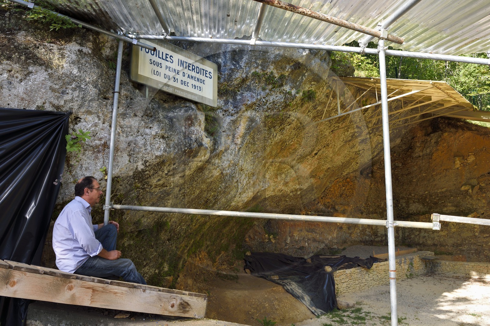 France, Dordogne (24), Périgord Noir, vallée de la Vézère, Les Eyzies-de-Tayac-Sireuil, site classé Patrimoine Mondial de l'UNESCO, abri préhistorique de la Ferrassie où a été découvert les restes de 7 Néandertaliens, le conservateur du Musée National de la Préhistoire Alain Turq et responsable de fouilles