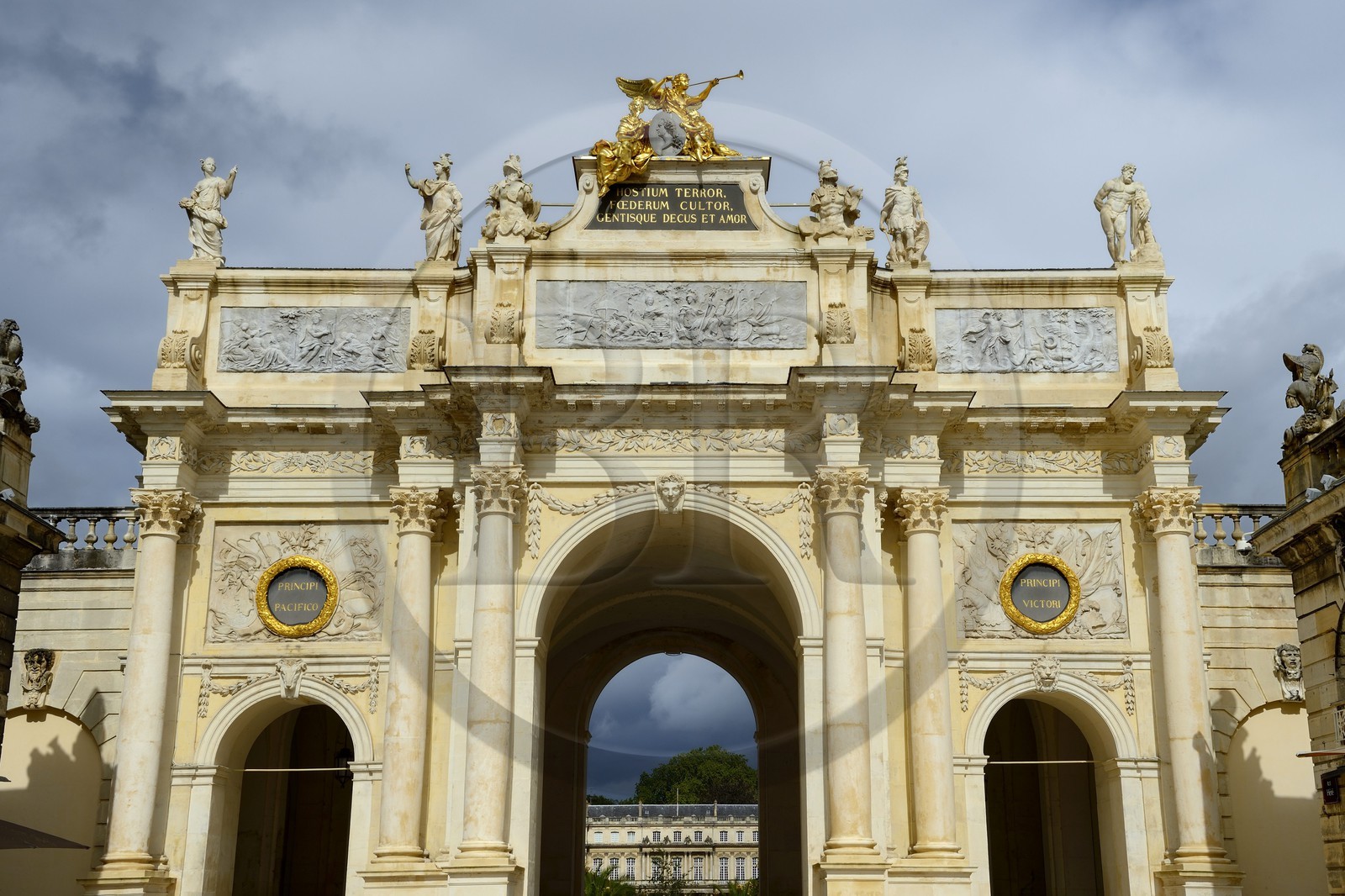 France, Meurthe-et-Moselle (54), Nancy, place Stanislas (ancienne Place Royale) construite par Stanislas Leszczynski, roi de Pologne et dernier duc de Lorraine au XVIIIe siècle, classée Patrimoine Mondial de l'UNESCO, l'Arc de Triomphe (la Porte Héré)