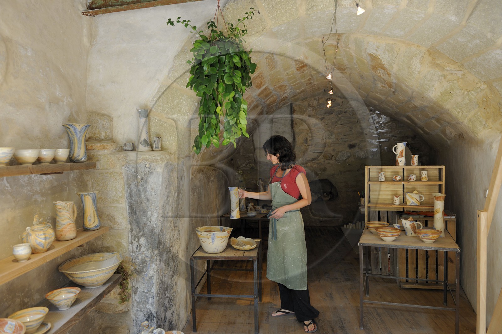 France, Gard (30), région du Pays d'Uzège, Saint-Quentin-la-Poterie, Christine Carotenuto à l'atelier de poterie Les Animals
