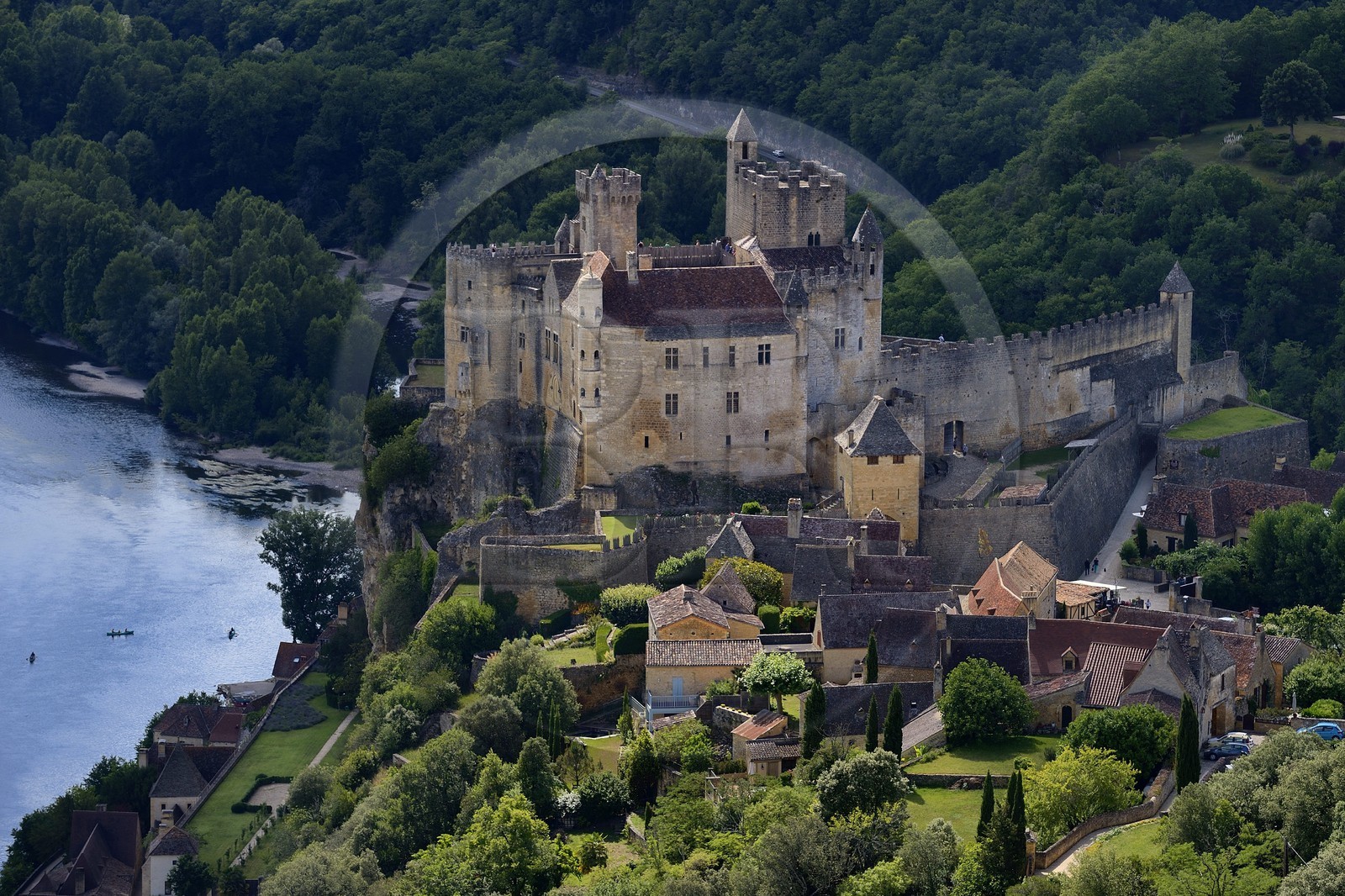 France, Dordogne (24), Périgord Noir, vallée de la Dordogne, Beynac-et-Cazenac, labellisé Les Plus Beaux Villages de France, château sur un éperon rocheux au dessus de la rivière Dordogne (vue aérienne)