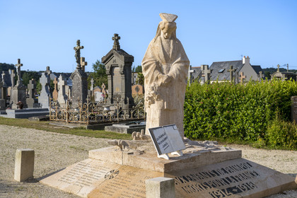 France, Côtes d'Armor (22), Paimpol, monument aux morts dans le cimetière municipal