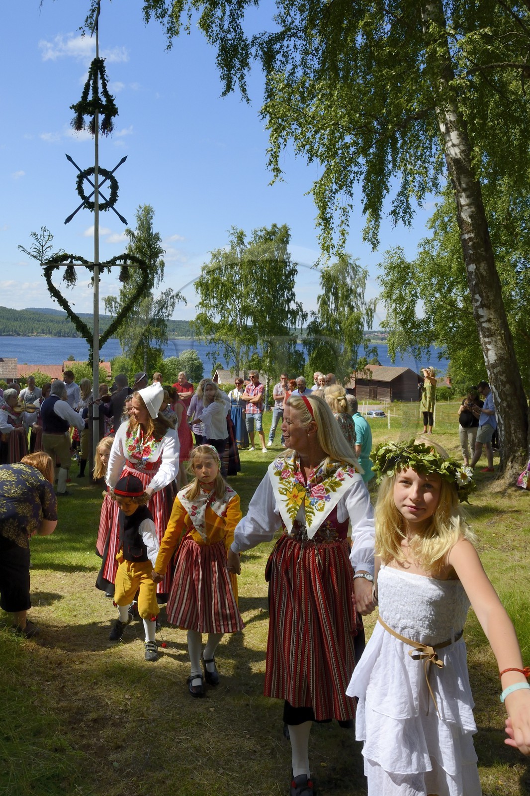 Suède, comté de Dalécarlie, région de Leksand, célébrations du solstice d'été dans le petit hameau de Sunnanäng sur la rive du lac Siljan, danses autour du mât de l'arbre de mai