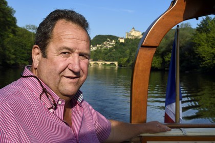 France, Dordogne (24), Périgord Noir, vallée de la Dordogne, gabare sur la rivière Dordogne en amont de Castelnaud-la-Chapelle, Michel Léger directeur des Gabares Norbert