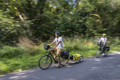 France, Maine-et-Loire (49), vallée de la Loire classée au Patrimoine Mondial par l'UNESCO, Saumur vers Saint-Hilaire, randonnée à bicyclette sur les berges de la Loire, vélo avec une remorque transportant le matériel de camping