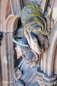 France, Bas-Rhin (67), Strasbourg, vieille ville classée au Patrimoine Mondial de l'UNESCO, la cathédrale Notre-Dame, la facade occidentale, la galerie des apotres, êtres difformes et chimériques sur les colonnes entre les apotres