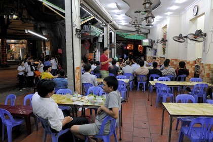 Vietnam, Hanoï, small scale brasserie where you eat and drink Bia Hoi the beer tap