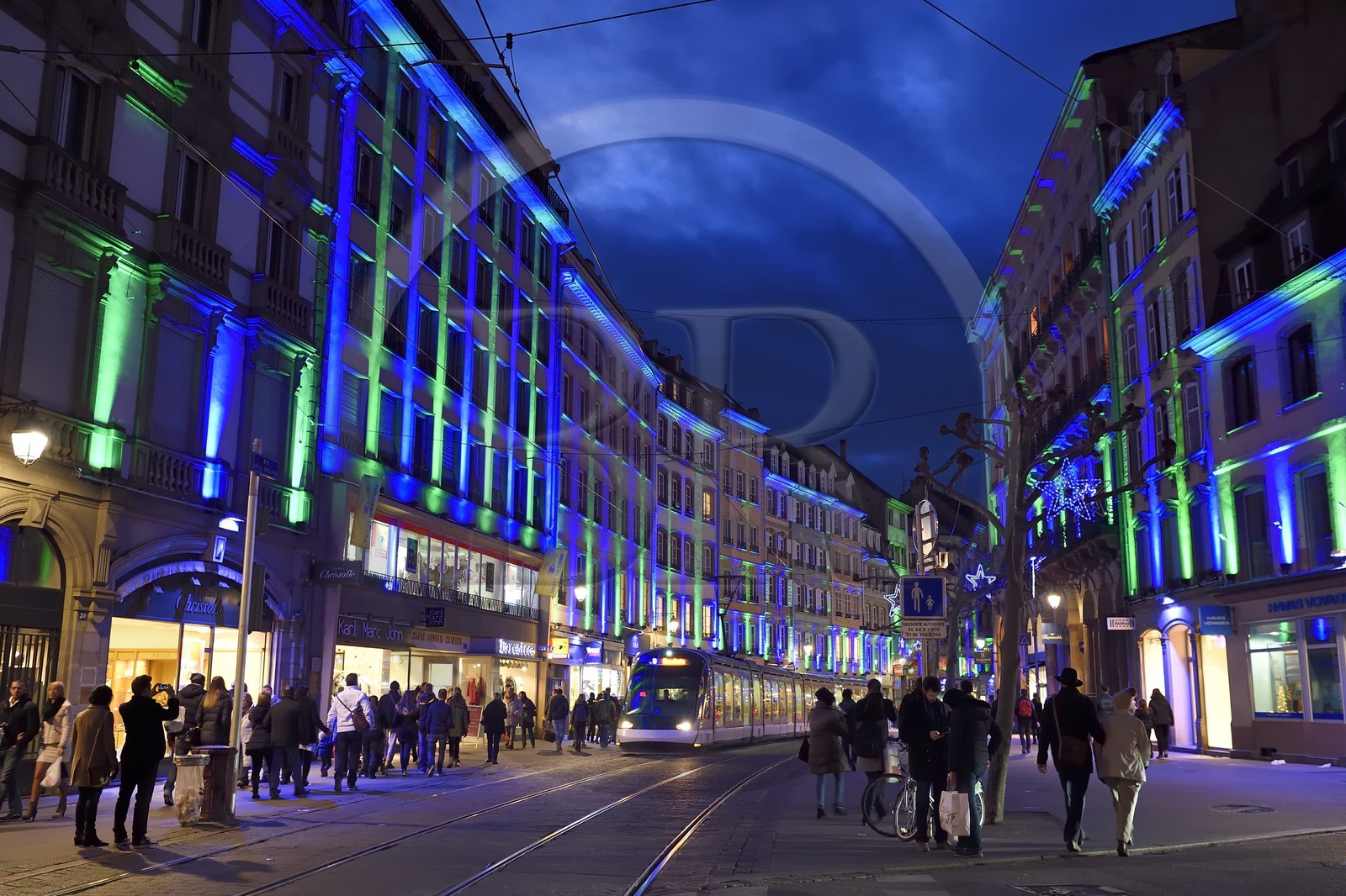 France, Bas-Rhin (67), Strasbourg, éclairage de Noël, tram dans la rue de la Mesange