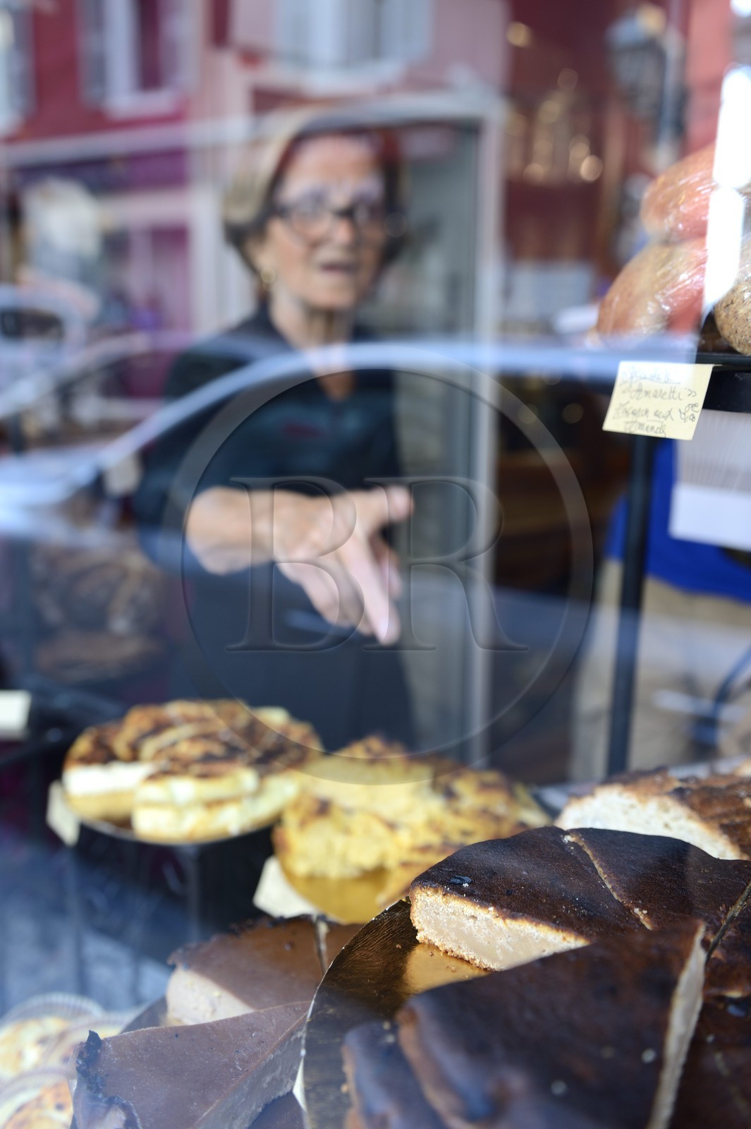 France, Haute-Corse (2B), Corte, le cours Paoli est le principal axe de la ville, vitrine de la patisserie Les Délices du Palais