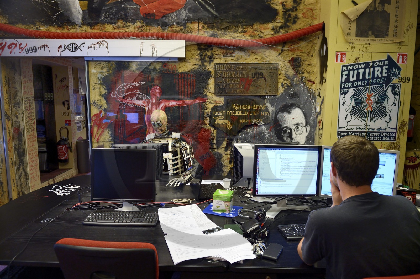 France, Rhône (69), Saint-Romain-au-Mont-d'Or, la Demeure du Chaos, l'œuvre d'art est basé sur la transformation sans fin de la maison du XVIIème siècle de l'artiste plasticien Thierry Ehrmann en une réplique de zone de guerre à l'image du monde présent, les bureaux de sa société Artprice au sein de la Demeure