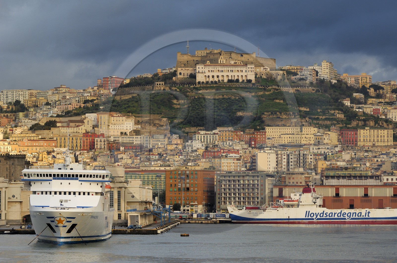 Italie, Campanie, Naples, centre historique classé Patrimoine Mondial de l'UNESCO, Castel San Elmo sur la colline de Naples et le port