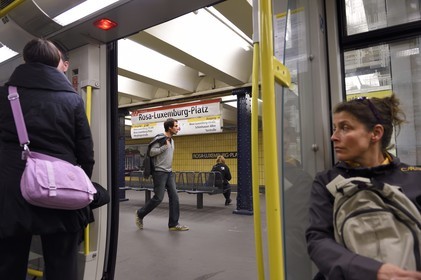 Allemagne, Berlin, U Bahn, metro à la station Rosa-Luxemburg-Platz